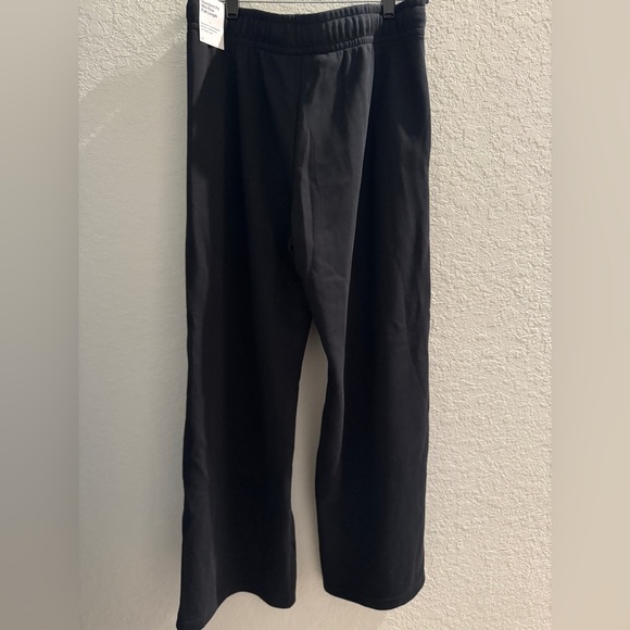 NWT Nike Sportswear Club Fleece
Women's Wide Leg Mid Rise Sz L in black - Picture 10 of 12